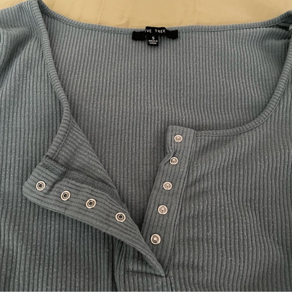 Cropped Ribbed Henley Shirt - Picture 3 of 4